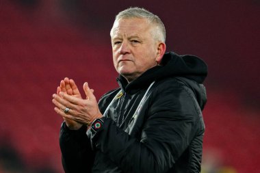 Sheffield United 'dan Chris Wilder, 12 Şubat 2025' te İngiltere 'nin Sheffield Lane kentinde oynanan Sky Bet Şampiyonası maçının ardından takımların kazandığı galibiyet sonrasında taraftarları kabul ediyor.
