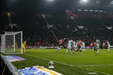 Middlesbrough 'dan George Edmundson 12 Şubat 2025' te Bramall Lane, Sheffield, İngiltere 'de Sheffield United ve Middlesbrough arasındaki Sky Bet Şampiyonası maçında topa liderlik ediyor.