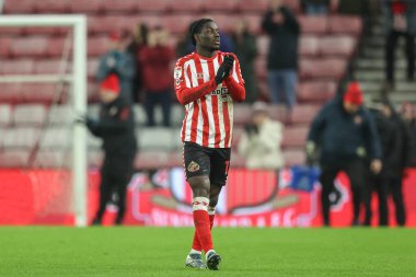 Sunderland 'dan Eliezer Mayenda, 12 Şubat 2025' te İngiltere 'nin Sunderland kentinde oynanan Sky Bet Şampiyonası maçından sonra taraftarları alkışlıyor.