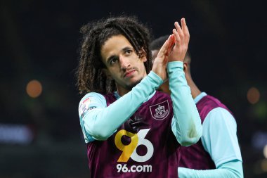 Burnley 'den Hannibal Mejbri, Gök İddia Şampiyonası' nda taraftarlarını alkışlıyor. Burnley, Hull City 'ye karşı Turf Moor, Burnley, İngiltere, 12 Şubat 2025