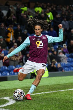 Burnley 'den Hannibal Mejbri, 12 Şubat 2025' te Burnley, Burnley, İngiltere 'deki Turf Moor' da oynanan Gökyüzü İddia Şampiyonası karşılaşmasında köşeden şutunu atıyor.