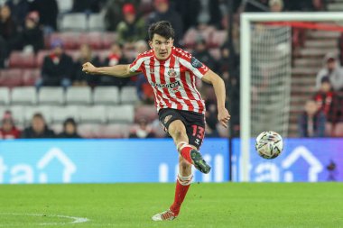 Sunderland 'dan Luke O' Nien, 12 Şubat 2025 'te İngiltere' nin Sunderland şehrinde oynanan Sunderland-Luton Town maçında pas veriyor.