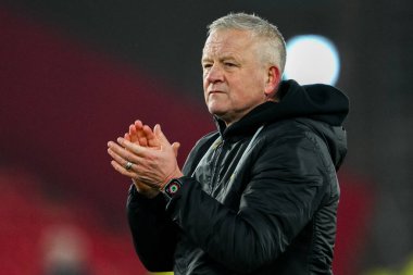 Sheffield United 'dan Chris Wilder, 12 Şubat 2025' te İngiltere 'nin Sheffield Lane kentinde oynanan Sky Bet Şampiyonası maçının ardından takımların kazandığı galibiyet sonrasında taraftarları kabul ediyor.