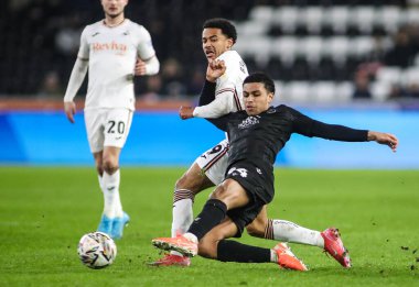 Sheffield 'li Shea Charles Çarşamba ve Swansea City' li Florian Bianchini, 12 Şubat 2025 'te Swansea.com Stadyumu' nda oynanan Swansea City-Sheffield maçında top için yarışıyorlar.