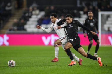 Sheffield 'li Shea Charles Çarşamba ve Swansea City' li Florian Bianchini, 12 Şubat 2025 'te Swansea.com Stadyumu' nda oynanan Swansea City-Sheffield maçında top için yarışıyorlar.