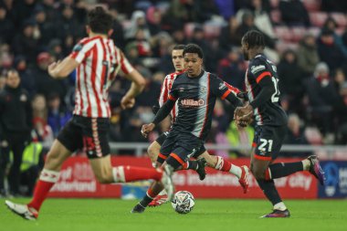 Luton Town 'dan Reuell Walters, 12 Şubat 2025' te İngiltere 'nin Sunderland kentinde oynanan Sunderland-Luton Town maçında topu aldı.