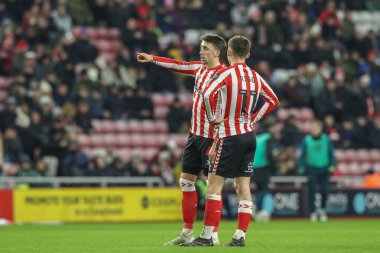 Sunderland 'dan Dan Neil, 12 Şubat 2025' te Sunderland-Luton Town Stadyumu 'nda oynanan Sky Bet Şampiyonası karşılaşmasında Sunderland takımından Chris Rigg' e seslendi.