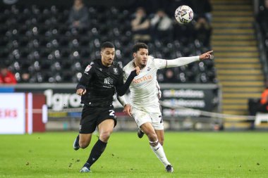 Sheffield Çarşamba 'dan Yan Valery ve Swansea City' den Myles Peart-Harris 12 Şubat 2025 'te Swansea.com Stadyumu, Swansea.com' da oynanan Swansea City-Sheffield maçında top mücadelesi verdiler.