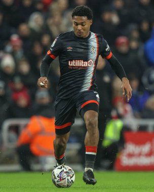 Luton Town 'dan Reuell Walters 12 Şubat 2025' te İngiltere 'nin Sunderland-Luton Town Stadyumu' nda oynanan Gökyüzü İddia Şampiyonası maçında