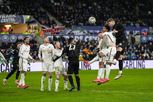 Майкл Смит из Шеффилда в среду выигрывает заголовок во время матча чемпионата Sky Bet Swansea.com City против Шеффилда в среду на стадионе Swansea.com, Суонси, Великобритания, 12 февраля 2025 года