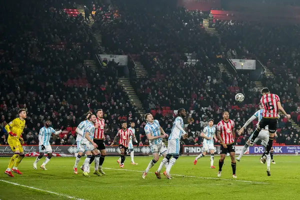 Sheffield United takımından Anel Ahmedhodziç 12 Şubat 2025 'te Bramall Lane, Sheffield, İngiltere' de Sheffield United ile Middlesbrough arasındaki Gökyüzü İddia Şampiyonası maçında topu önde götürüyor.