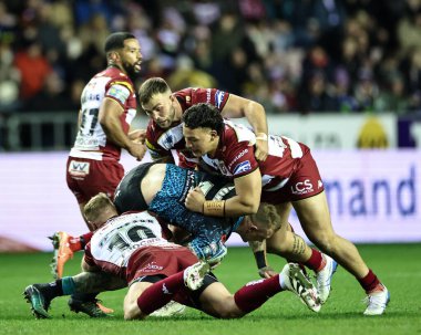 Leigh Leopards 'dan Josh Charley, Wigan Warriors' un Wigan Warriors 'a karşı Leigh Leopards maçında Tyler Dupree ve Luke Thompson tarafından 13 Şubat 2025' te Wigan Warriors 'un oynadığı The Brick Community Stadyumu' nda yenildi.