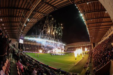 Süper Lig 2025, Birleşik Krallık 'ın Wigan kentindeki Brick Community Stadyumu' nda oynanan Wigan Warriors - Leopards maçında oynanacak.