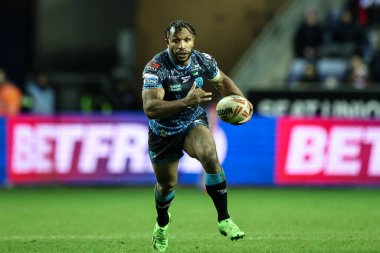 Leigh Leopar takımından Edwin Ipape, 13 Şubat 2025 'te İngiltere' nin Wigan Stadyumu 'ndaki The Brick Community Stadyumu' nda oynanan Wigan Warriors - Leigh Leopards maçında topa vuruyor.