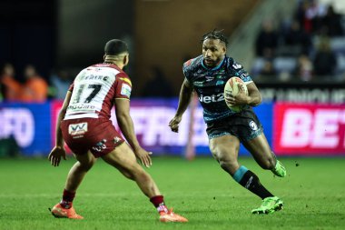 Leigh Leopar takımından Edwin Ipape, 13 Şubat 2025 'te İngiltere' nin Wigan Stadyumu 'ndaki The Brick Community Stadyumu' nda oynanan Wigan Warriors - Leigh Leopards maçında topa vuruyor.