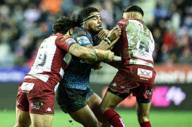 Alec Tuitavake, Wigan Warriors 'dan Tyler Dupree ve Wigan Warriors' tan Bevan French tarafından 13 Şubat 2025 'te İngiltere' nin Wigan şehrinde oynanan The Brick Community Stadyumu 'nda Wigan Warriors - Leopards - Leigh Leopards maçında yenildi.