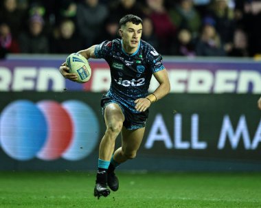 Leigh Leopards takımından David Armstrong 13 Şubat 2025 'te İngiltere' nin Wigan kentinde oynanan The Brick Community Stadyumu 'nda Wigan Warriors - Leigh Leopards maçında topla birlikte birinci turda.