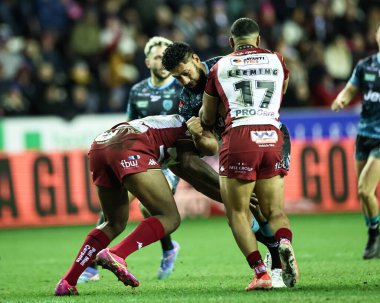 Wigan Warriors 'dan Junior Nsemba ve Wigan Warriors' dan Kruise Leeming 'in 13 Şubat 2025' teki The Brick Community Stadyumu 'nda Wigan Warriors - Leopards - Leigh Leopards maçında Brad Dwyer ile karşılaştı.