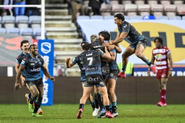 Leigh Leoparları 'ndan Gaz O' brien, 13 Şubat 2025 'te İngiltere' nin Wigan kentindeki The Brick Community Stadyumu 'nda oynanan Wigan Warriors - Leigh Leopards maçını kazanmak için attığı golü ekstra zaman kutluyor.