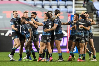 Leigh Leoparları 'ndan Gaz O' brien, 13 Şubat 2025 'te İngiltere' nin Wigan kentindeki The Brick Community Stadyumu 'nda oynanan Wigan Warriors - Leigh Leopards maçını kazanmak için attığı golü ekstra zaman kutluyor.