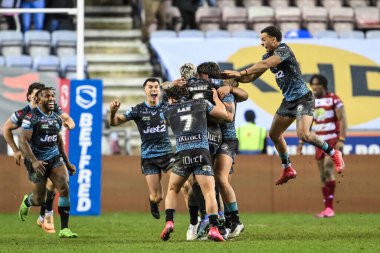 Leigh Leoparları 'ndan Gaz O' brien, 13 Şubat 2025 'te İngiltere' nin Wigan kentindeki The Brick Community Stadyumu 'nda oynanan Wigan Warriors - Leigh Leopards maçını kazanmak için attığı golü ekstra zaman kutluyor.