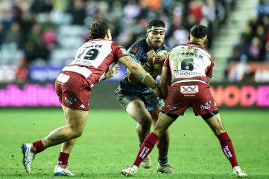 Alec Tuitavake, Wigan Warriors 'dan Tyler Dupree ve Wigan Warriors' tan Bevan French tarafından 13 Şubat 2025 'te İngiltere' nin Wigan şehrinde oynanan The Brick Community Stadyumu 'nda Wigan Warriors - Leopards - Leigh Leopards maçında yenildi.