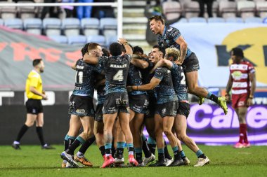 Leigh Leoparları 'ndan Gaz O' brien, 13 Şubat 2025 'te İngiltere' nin Wigan kentindeki The Brick Community Stadyumu 'nda oynanan Wigan Warriors - Leigh Leopards maçını kazanmak için attığı golü ekstra zaman kutluyor.