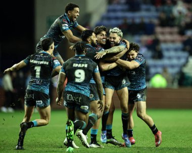 Leopar Leopar takımından Gaz O 'Brien, İngiltere' nin Wigan kentindeki Brick Community Stadyumu 'nda oynanan Wigan Warriors - Leigh Leopards maçında 0-1' lik Betfred Süper Ligi karşılaşmasında atlama golüyle altın puanı kazanmasını kutluyor.