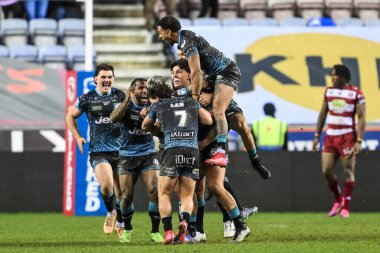 Leigh Leoparları 'ndan Gaz O' brien, 13 Şubat 2025 'te İngiltere' nin Wigan kentindeki The Brick Community Stadyumu 'nda oynanan Wigan Warriors - Leigh Leopards maçını kazanmak için attığı golü ekstra zaman kutluyor.