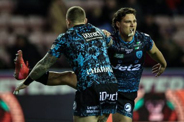 Leigh Leoparları 'ndan Lachlan Lam ve Leopar Leopar' dan Josh Charley, 13 Şubat 2025 'te İngiltere' nin Wigan Warriors - Leigh Leopards maçında oynanan Betfred Süper Lig karşılaşmasında ısınma turunda.