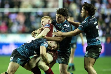 Wigan Warriors takımından Zach Eckersley Leopards 'dan Robbie Mulhern ve Leigh Leopards' dan Matty Davis, Wigan Warriors ve Leigh Leopards 'ın oynadığı The Brick Community Stadyumu, Wigan, İngiltere' de oynanan 1.