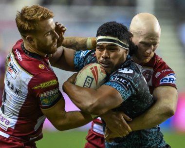 Leigh Leoparları 'ndan Alec Tuitavake, Wigan Warriors ile Wigan Warriors arasındaki 13 Şubat 2025' teki The Brick Community Stadyumu 'nda oynanan Wigan Warriors vs Leopards maçında Wigan Warriors' dan Adam Keighran ve Liam Farrell tarafından yenildi.