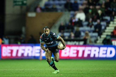 Leigh Leopar takımından Edwin Ipape, 13 Şubat 2025 'te İngiltere' nin Wigan Stadyumu 'ndaki The Brick Community Stadyumu' nda oynanan Wigan Warriors - Leigh Leopards maçında topa vuruyor.