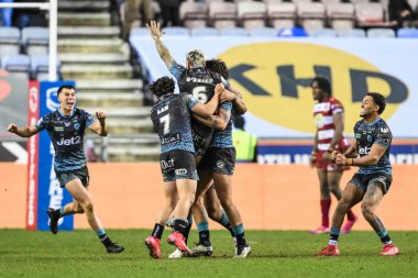 Leigh Leoparları 'ndan Gaz O' brien, 13 Şubat 2025 'te İngiltere' nin Wigan kentindeki The Brick Community Stadyumu 'nda oynanan Wigan Warriors - Leigh Leopards maçını kazanmak için attığı golü ekstra zaman kutluyor.