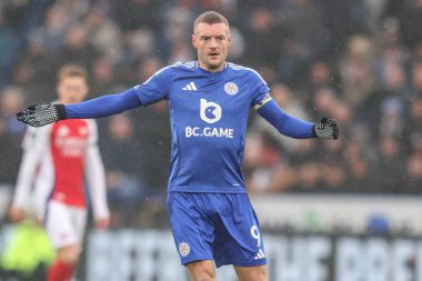 Leicester City 'den Jamie Vardy 15 Şubat 2025' te King Power Stadyumu 'nda Leicester City ile Arsenal arasındaki Premier League maçında takım talimatlarını veriyor.
