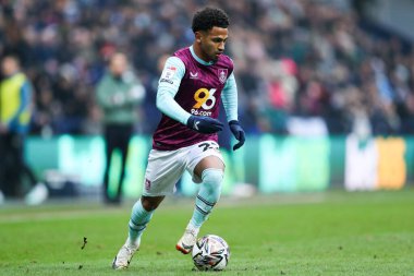 Burnley 'den Marcus Edwards 15 Şubat 2025' te İngiltere 'nin Deepdale kentinde oynanan Preston North End-Burnley maçında öne doğru süzülüyor.