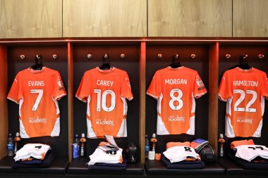 Blackpool 'dan Lee Evans Blackpool' dan Sonny Carey Blackpool 'dan Albie Morgan ve Blackpool' dan CJ Hamilton hava ligi 1 maçı sırasında soyunma odasında Blackpool Mansfield Town 'a karşı Bloomfield Road, Blackpool, İngiltere, 15 Şubat 2025