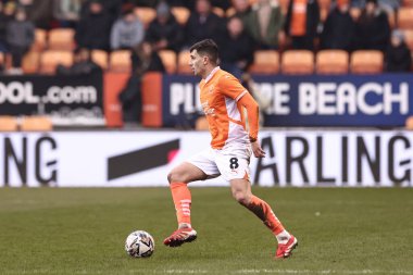 Blackpool takımından Albie Morgan, 15 Şubat 2025 'te Bloomfield Road, Blackpool' da oynanan Blackpool - Mansfield Town maçında topu aldı.