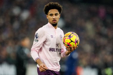 Brentford 'dan Kevin Schade, 15 Şubat 2025' te İngiltere 'de Londra Stadyumu' nda oynanan Premier League maçı sırasında West Ham United ve Brentford maçında görev başında.