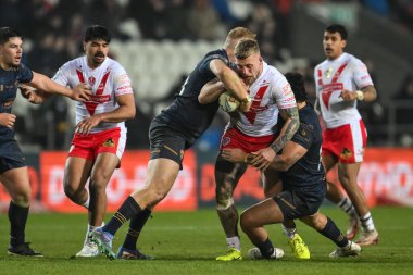 Jake Wingfield, Salford Red Devils takımından Jack Gatcliffe Joe Bullock tarafından oynanan Betfred Süper Lig 1. Raundunda St Helens - Salford Red Devils maçı sırasında Wicked Stadyumu, St Helens, Birleşik Krallık, 16 Şubat 2025