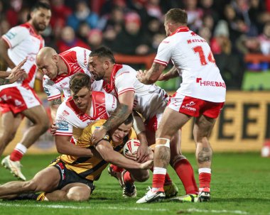 Hull KR 'dan Elliot Minchella ve Hull KR' dan Jai Whitbread, Sewell Group Craven Park 'taki Hull KR-Castleford Tigers maçında Castleford Tigers' a karşı oynadılar.