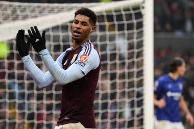 Aston Villa 'dan Marcus Rashford, 15 Şubat 2025' te Birmingham, İngiltere 'deki Villa Park' ta oynanan Premier League karşılaşmasında kaçırılan gol şansına tepki gösterdi.
