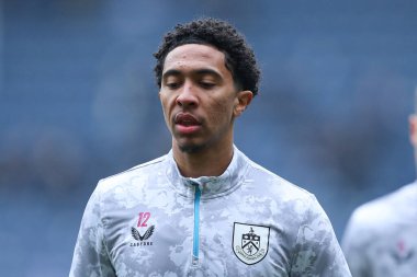 Burnley 'den Bashir Humphreys 15 Şubat 2025' te İngiltere 'nin Deepdale kentinde oynanan Preston North End-Burnley maçı öncesinde ısınıyor.