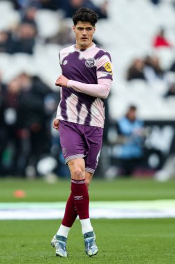 Brentford 'dan Christian Norgaard, 15 Şubat 2025' te Londra 'daki Londra Stadyumu' nda oynanan Premier League karşılaşması öncesinde ısınıyor.