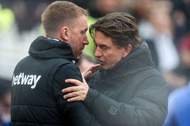 West Ham United 'dan Graham Potter, 15 Şubat 2025' te Londra Stadyumu 'nda oynanan Premier League karşılaşması öncesinde Brentford' dan Thomas Frank ile konuştu.