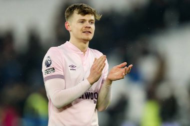 Brentford 'dan Keane Lewis-Potter, 15 Şubat 2025' te Londra 'daki Londra Stadyumu' nda oynanan Premier League maçında West Ham United 'ın Brentford' a karşı kazandığı galibiyet sonrasında taraftarlarını kabul ediyor.