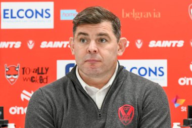 Paul Wellens St. Helens baş antrenörü, 15 Şubat 2025 'te St Helens - Salford Red Devils maçında oynanan Betfred Süper Lig Maçı sonrası basın toplantısı sırasında St. Helens' a karşı Wicked Stadı, St Helens, İngiltere