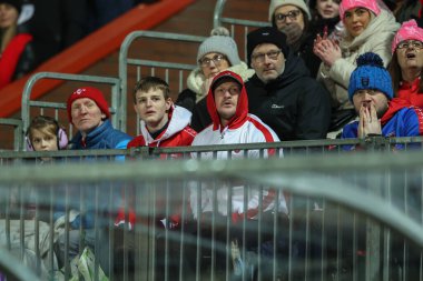 Taraftarlar, 1. Betfred Süper Lig Raundu 'nda Hull KR ile Castleford Tigers arasında oynanan Sewell Group Craven Park, Kingston üzerine Hull, Birleşik Krallık, 14 Şubat 2025' te oynanan karşılaşmada büyük ekrana bakıyorlar.