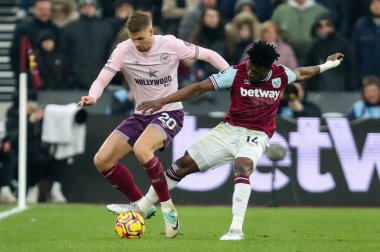 Brentford 'dan Kristoffer Ajer, Premier League maçı sırasında West Ham United' ın Brentford 'a karşı oynadığı Londra Stadyumu' nda 15 Şubat 2025 'te West Ham United' tan Muhammed Kudus ile top için mücadele etti.