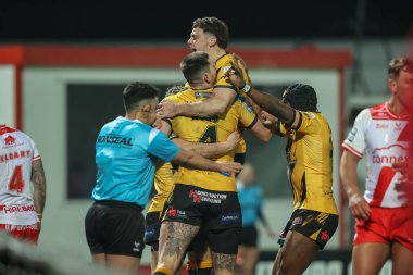 Castleford Tigers takımından Zac Cini, 14 Şubat 2025 'te İngiltere' nin Hull kentinde oynanan Sewell Group Craven Park 'ta oynanan birinci tur Betfred Süper Lig karşılaşmasında denemesini kutluyor.